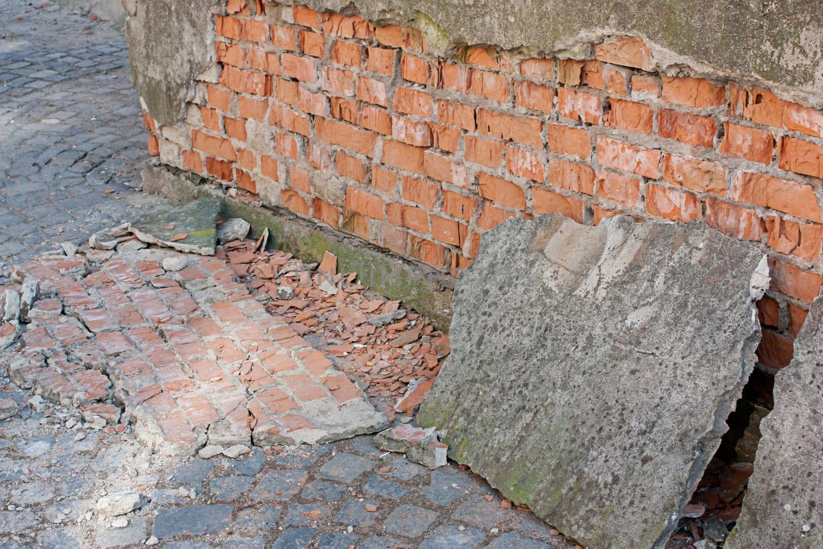 Wall cracked, bricks on the floor