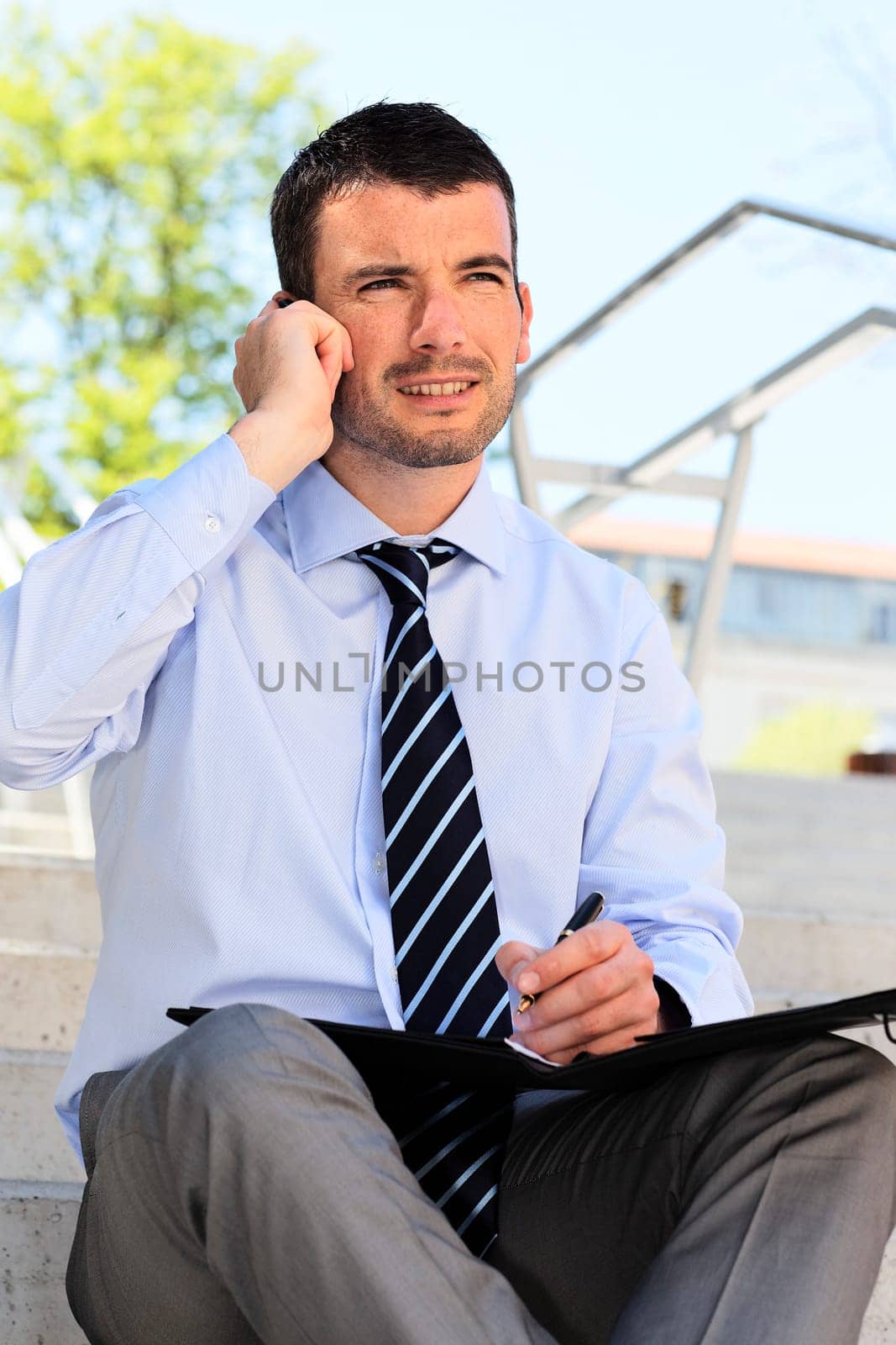 young businessman outdoor calling on the phone