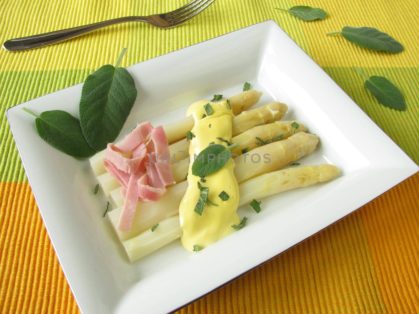 Asparagus with sage hollandaise and ham