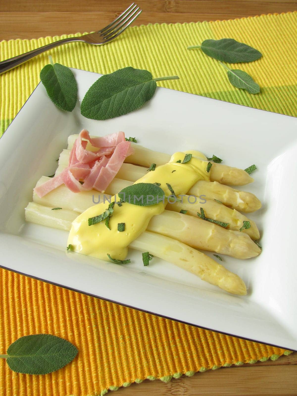 Asparagus with sage hollandaise and ham