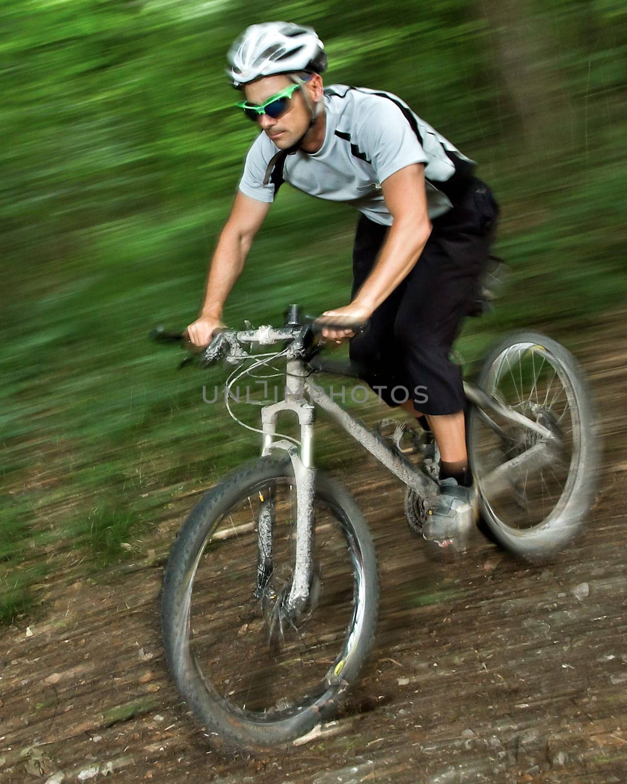 Cyclists downhill on the MTB