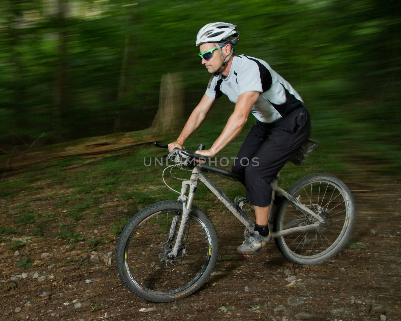 Cyclists downhill on the MTB