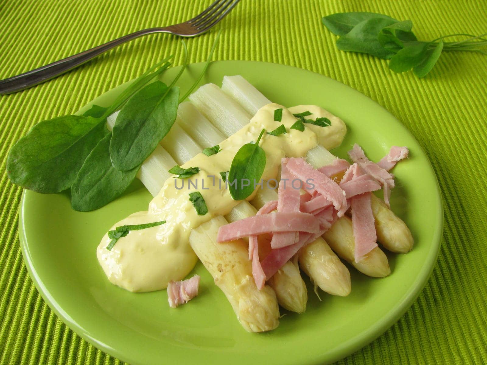 Asparagus with sorrel butter sauce and ham