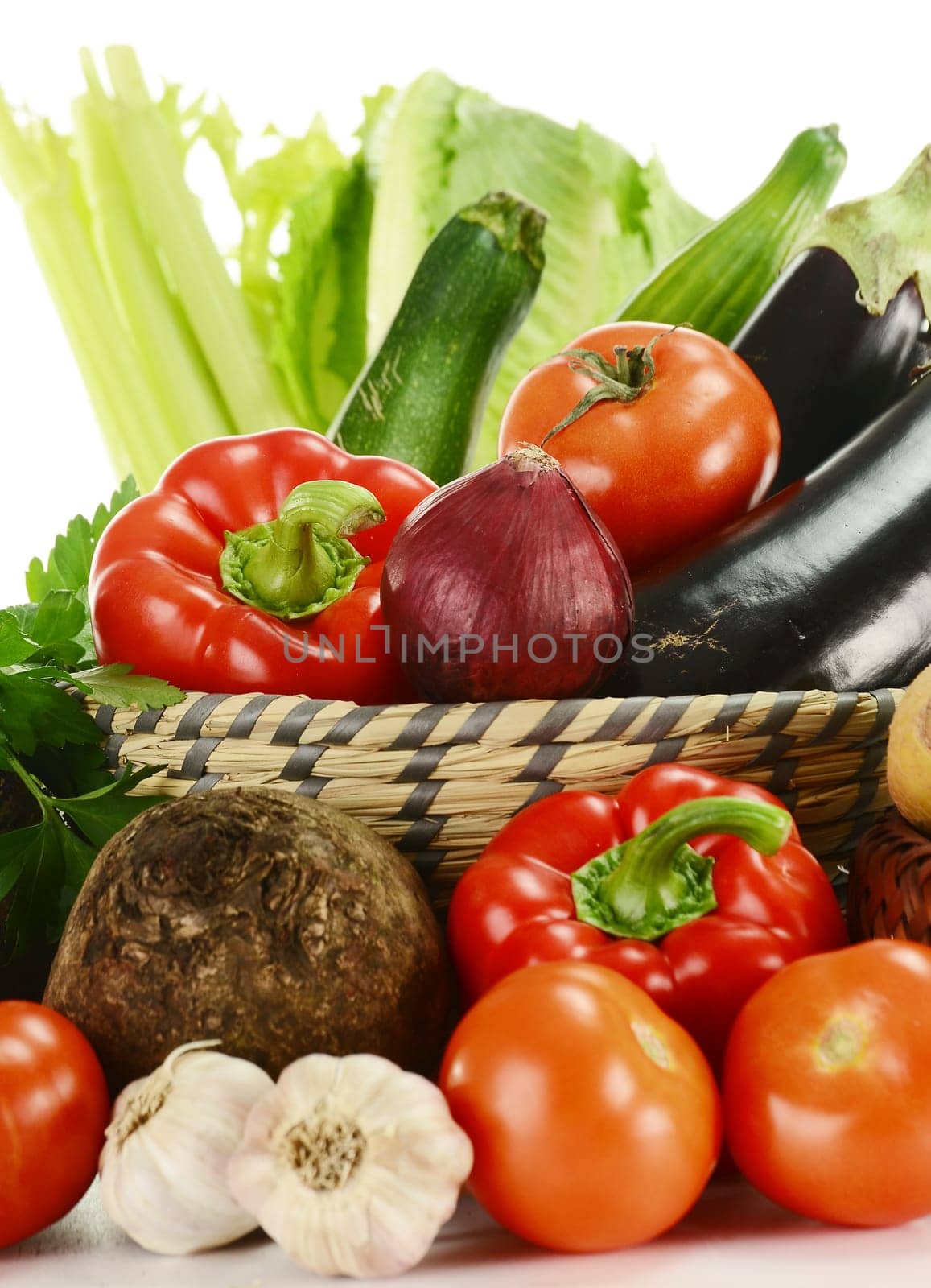 Composition with raw vegetables and kitchen dish