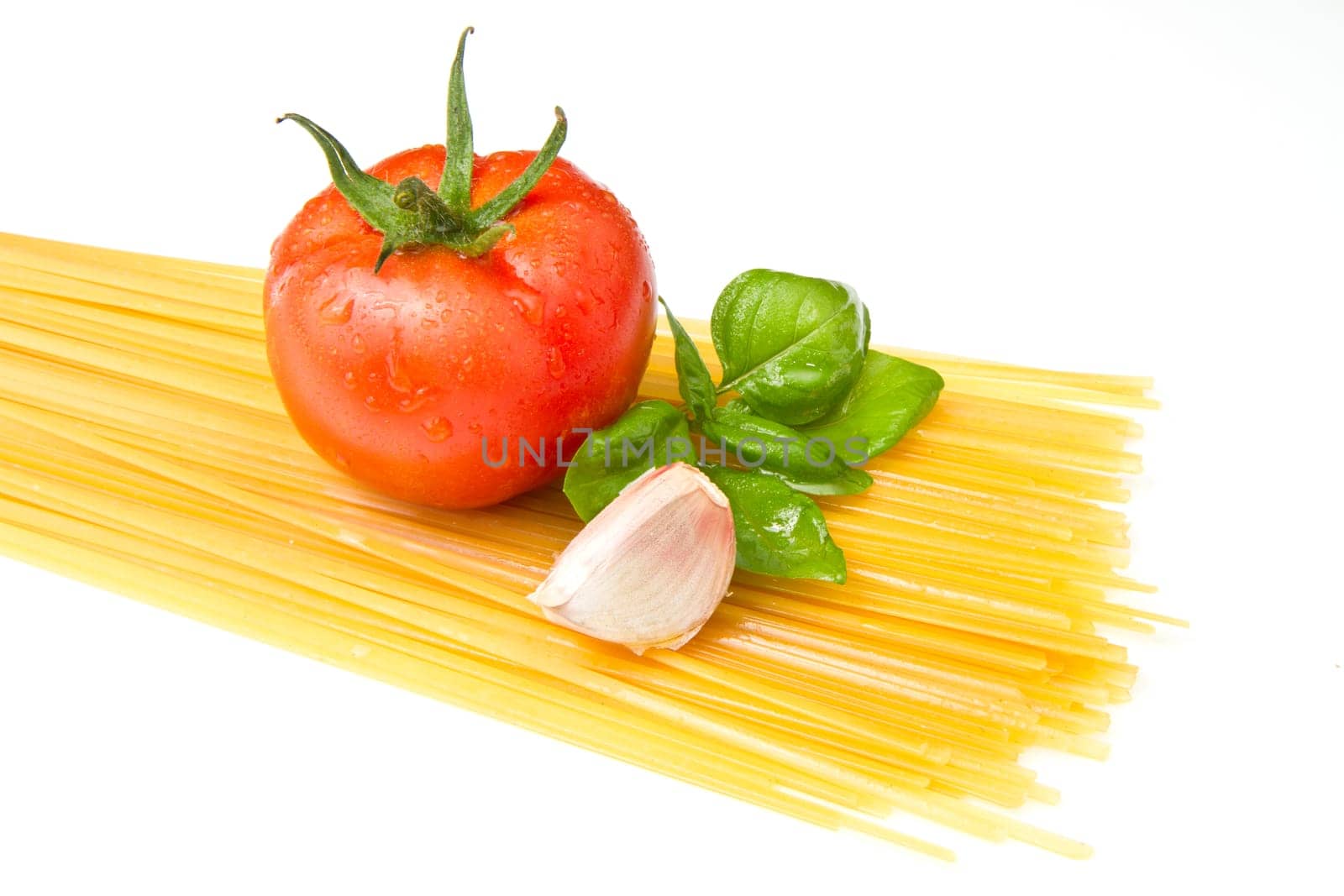Raw spaghetti with fresh tomatoes