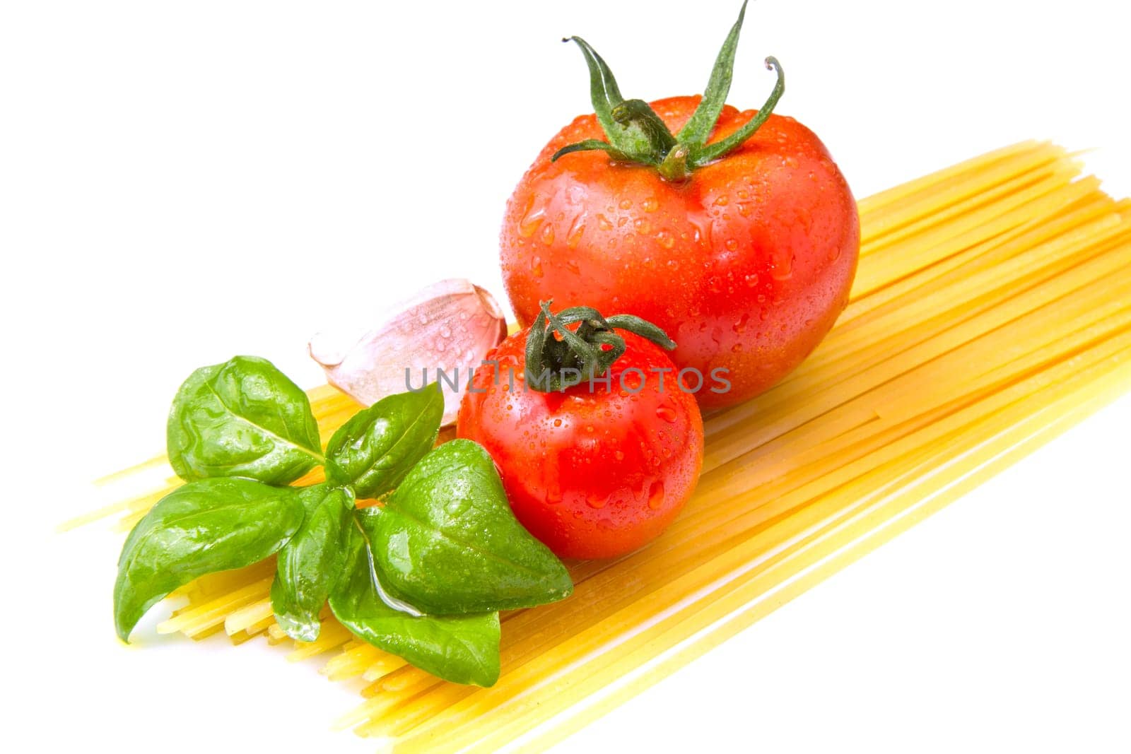 Raw spaghetti with fresh tomatoes