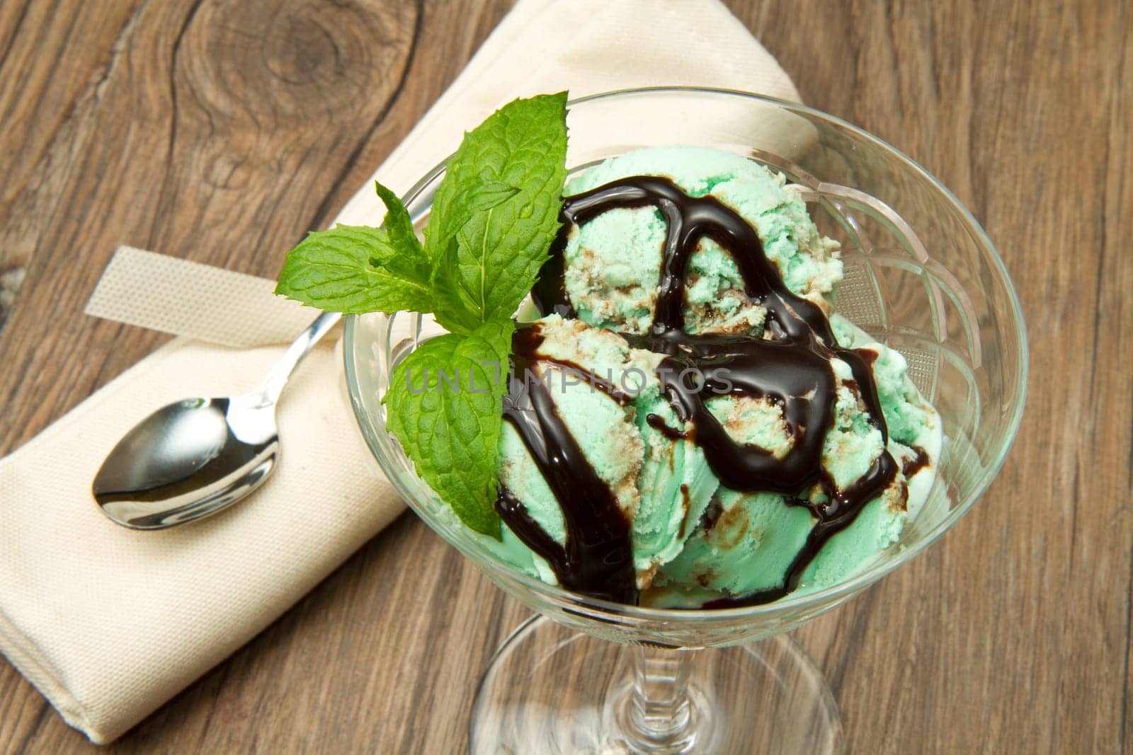 Mint ice cream with chocolate sauce