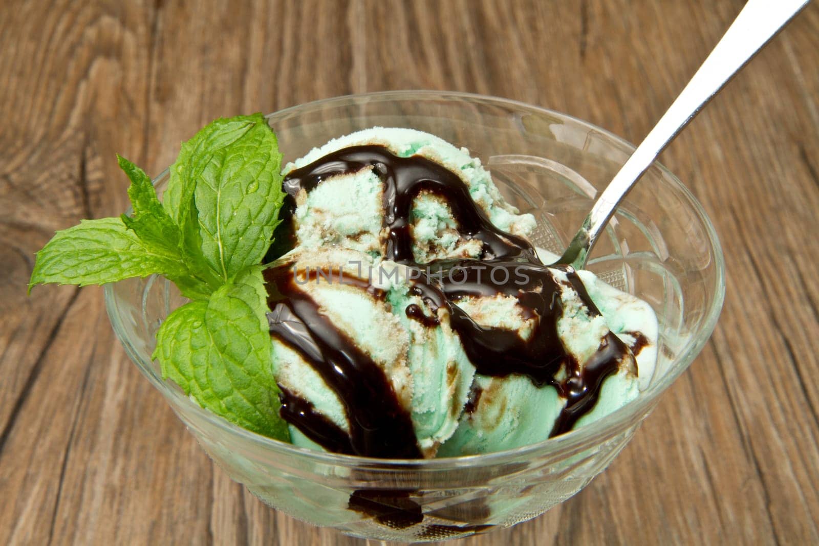Mint ice cream with chocolate sauce