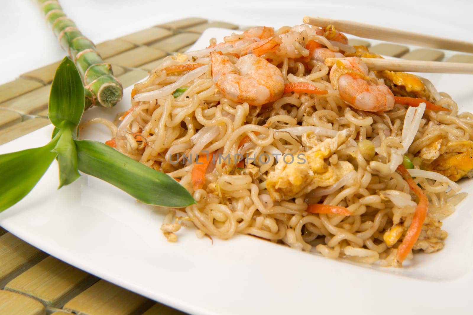 spaghetti chinese with shrimp and mushroom