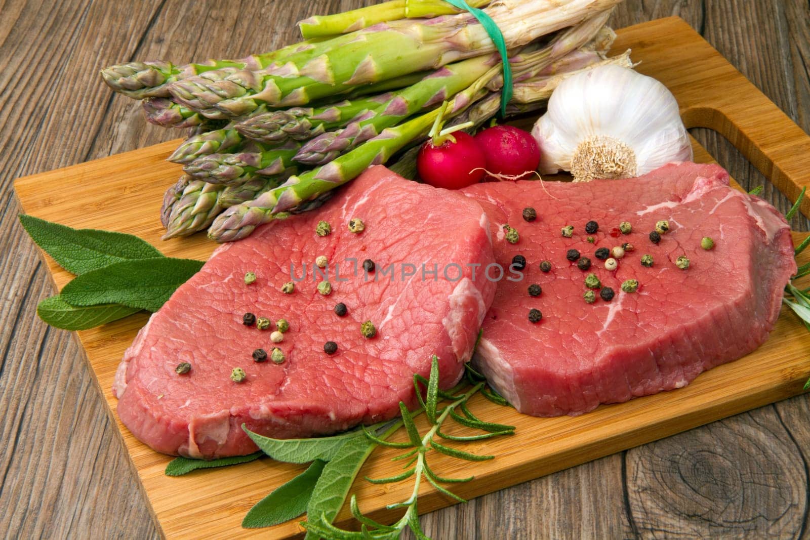 red meat with fresh vegetables