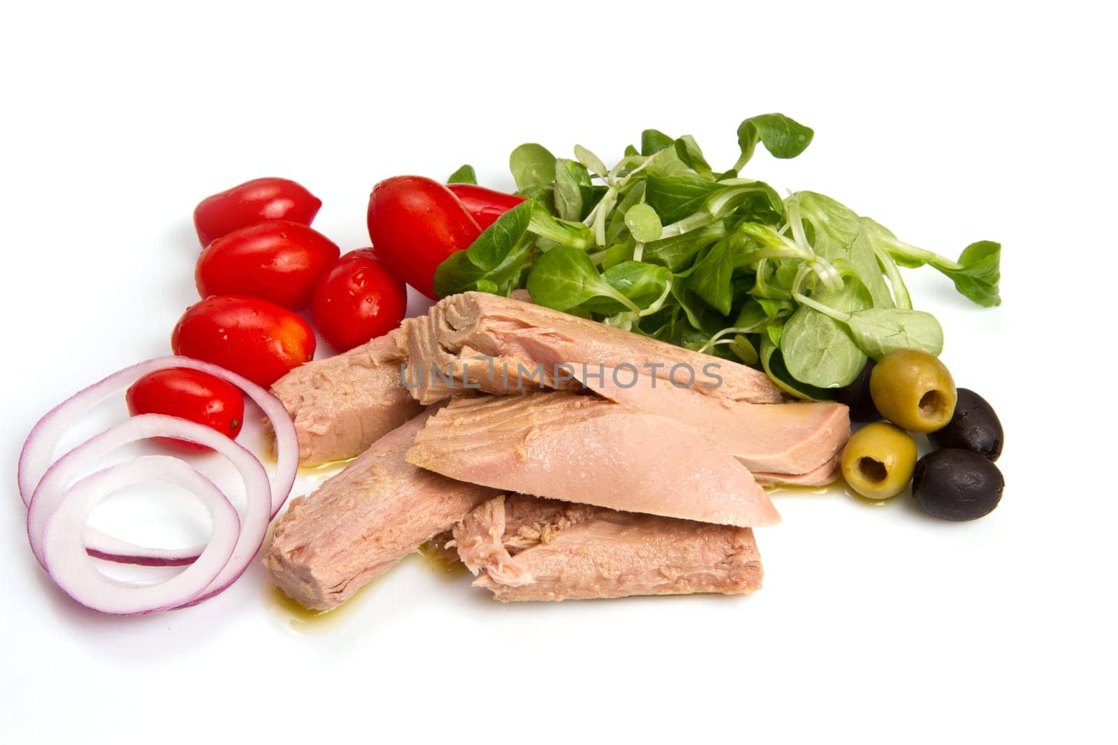 tuna fish with fresh salad