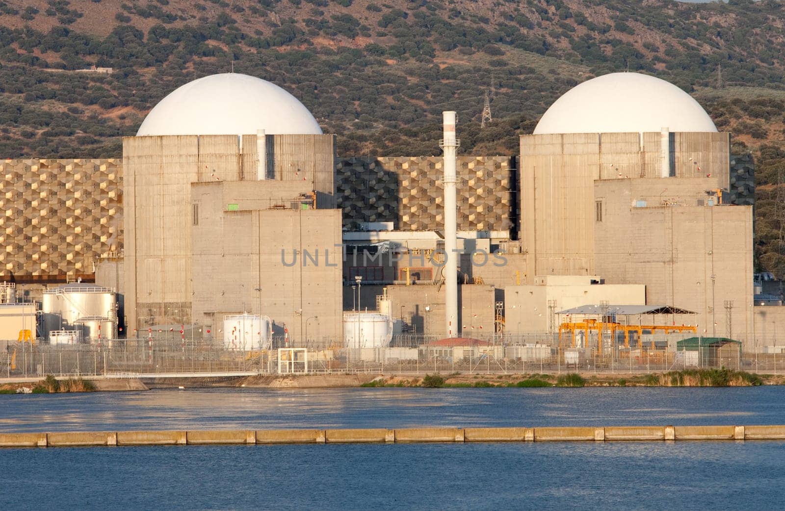 Nuclear power station with two atomic reactors