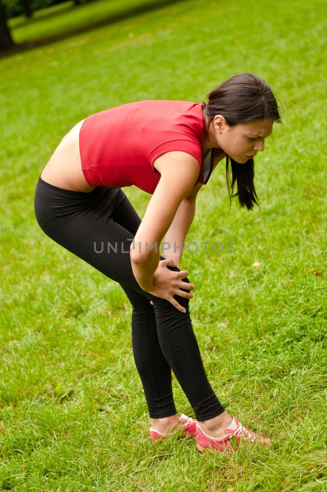 Knee injury - sportswoman in pain