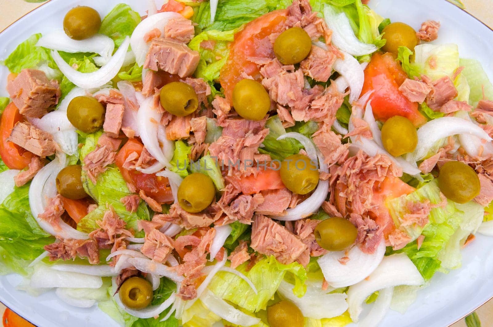 Delicious salad of tomato and lettuce
