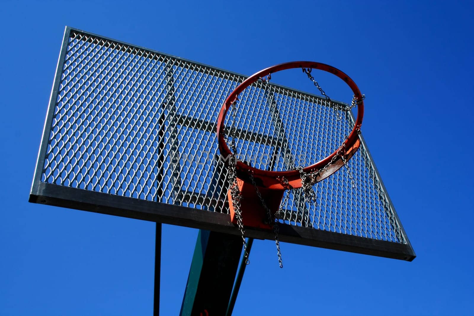 Street basketball basket zoomed foto on blue sky