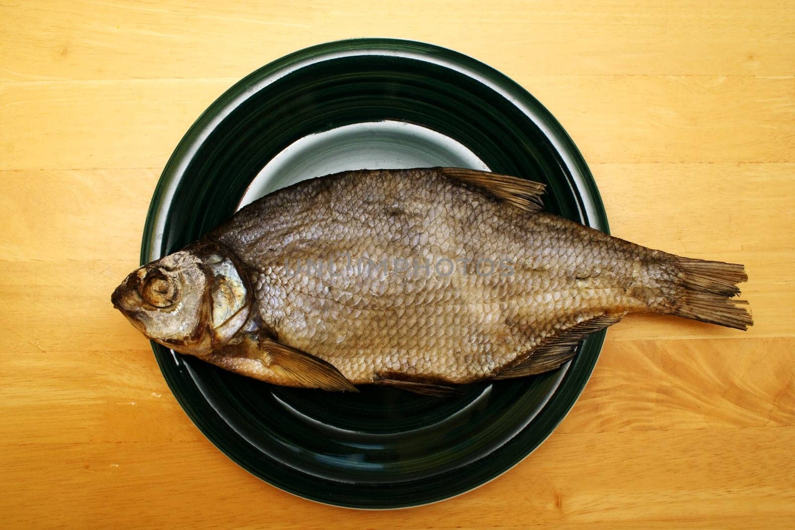 Close-up foto of bream lying in black bowl