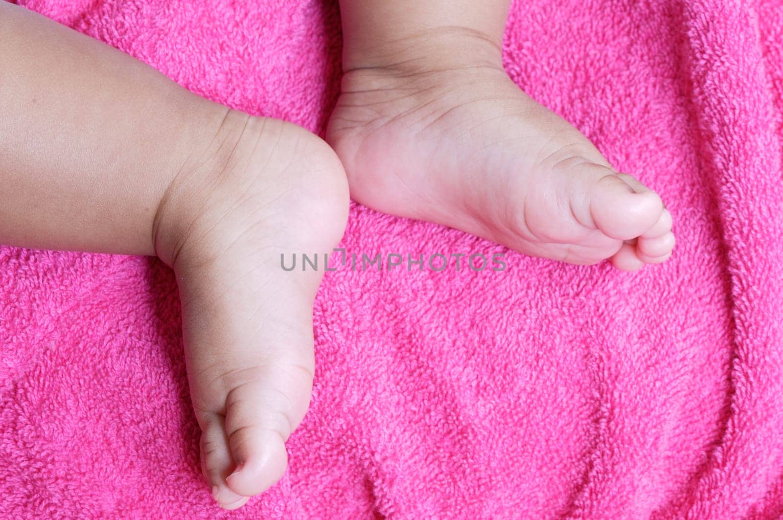 a baby toes a over pink background