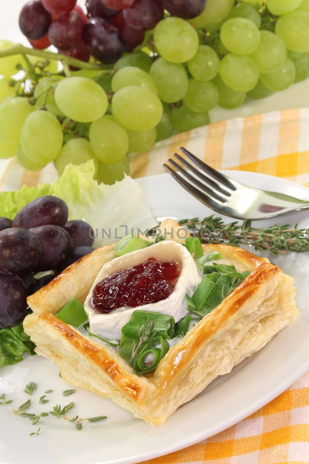 Puff pastry baskets filled with spring onions and goat cheese
