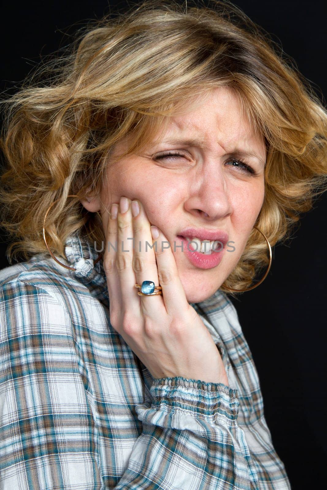 girl with toothache