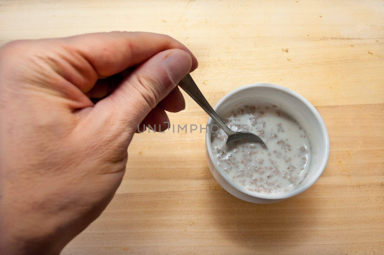 Preparing yeast in milk for a yeast dough