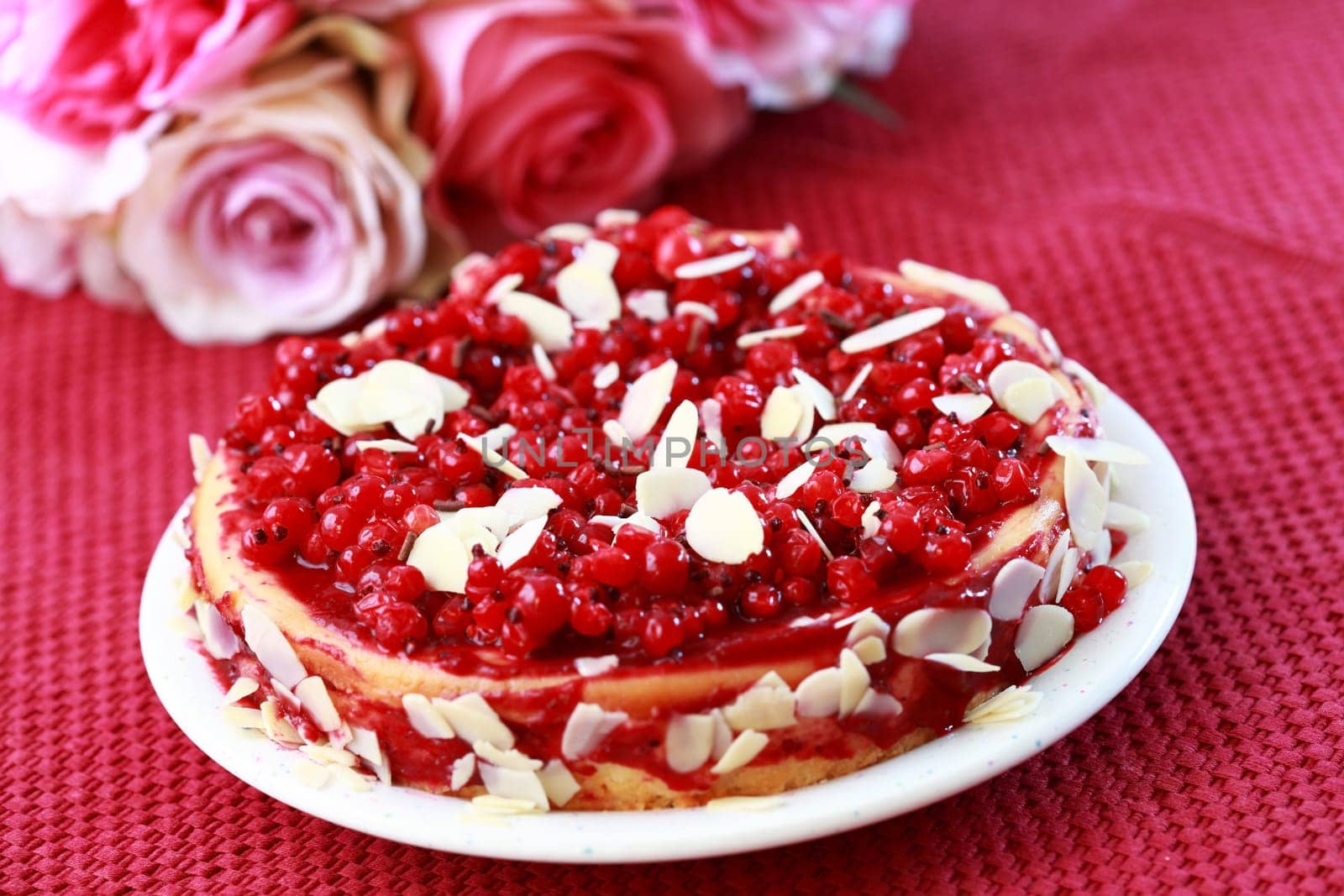 Delicious cheesecake with redcurrant and almond
