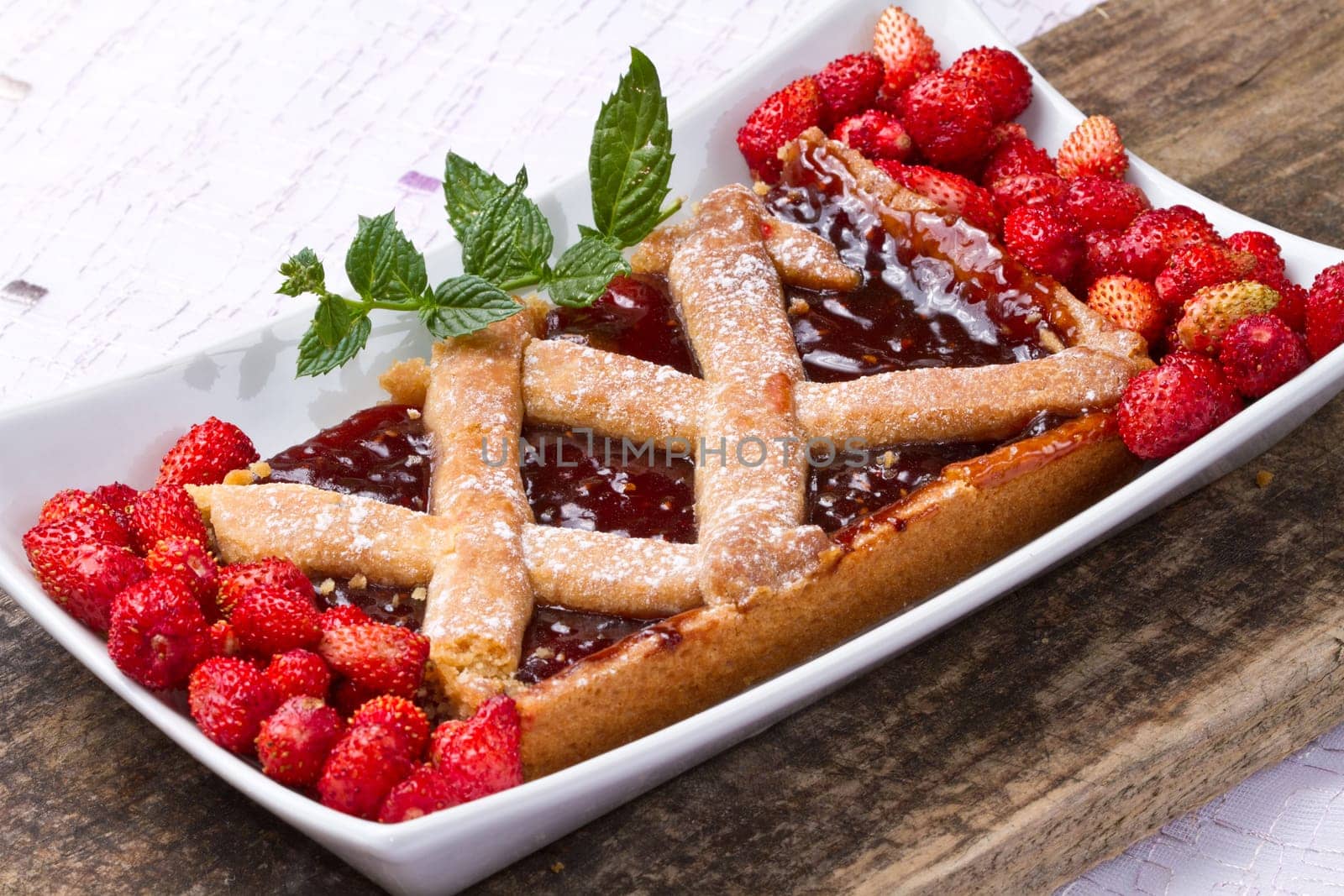 strawberries tart with fresh fruits