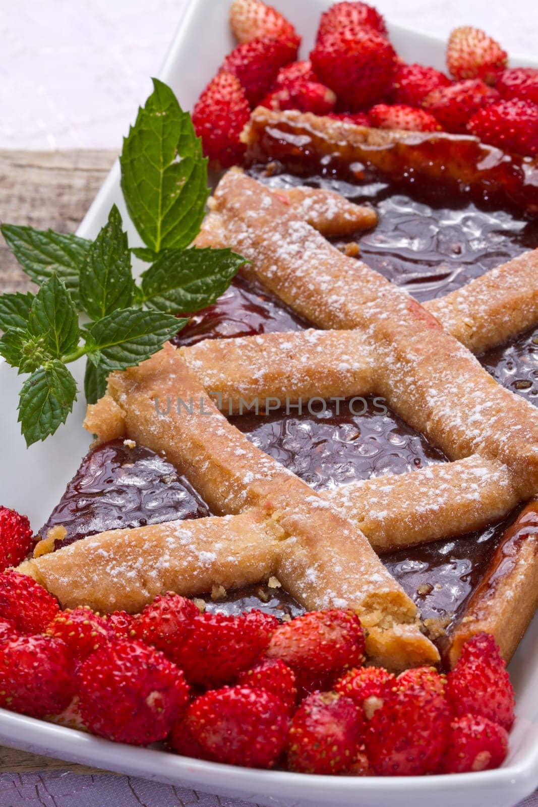 strawberries tart with fresh fruits