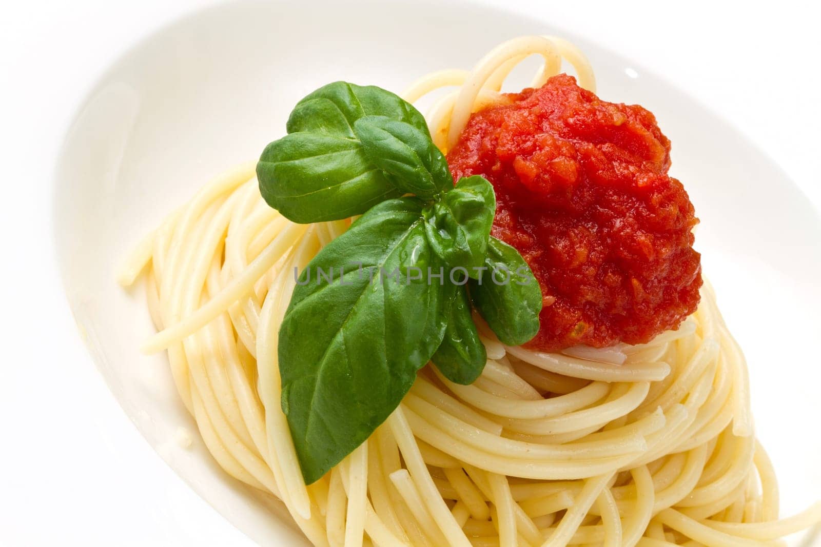 spaghetti with tomato sauce and basil