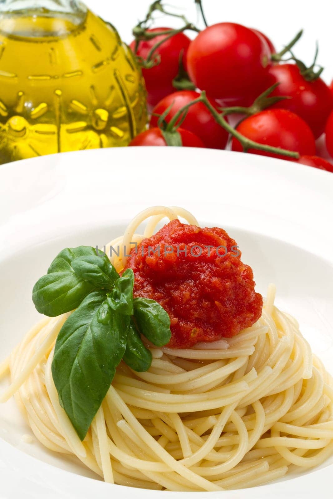 spaghetti with tomato sauce and basil