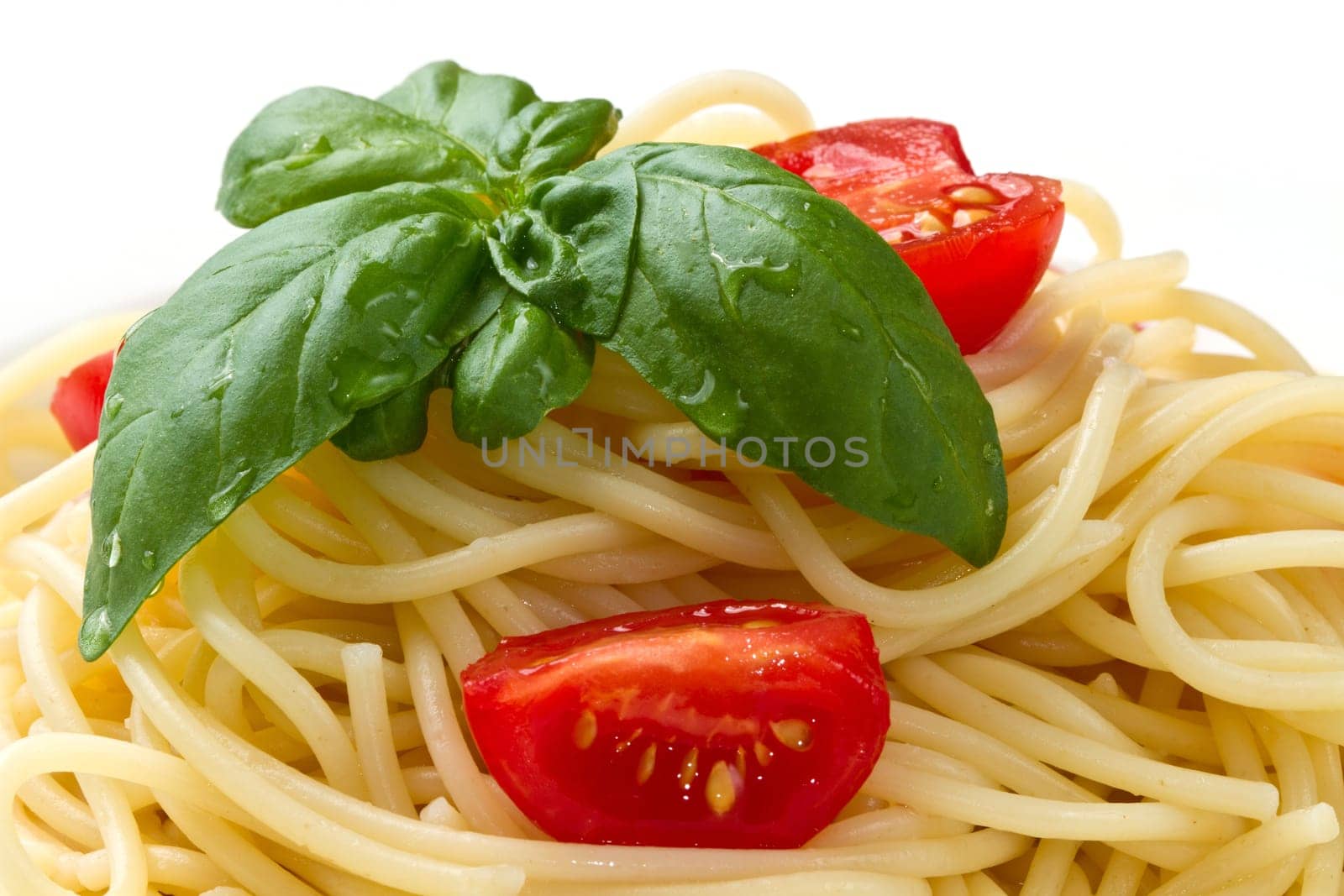 spaghetti with fresh tomatoes  and basil