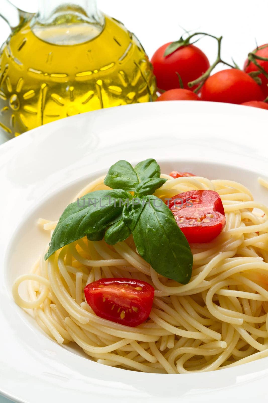 spaghetti with fresh tomatoes  and basil