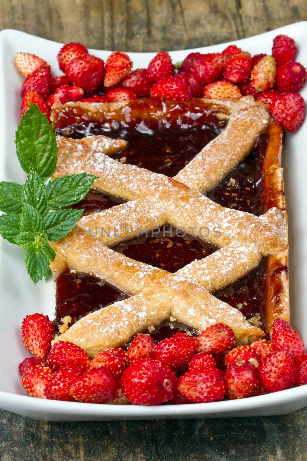 strawberries tart with fresh fruits