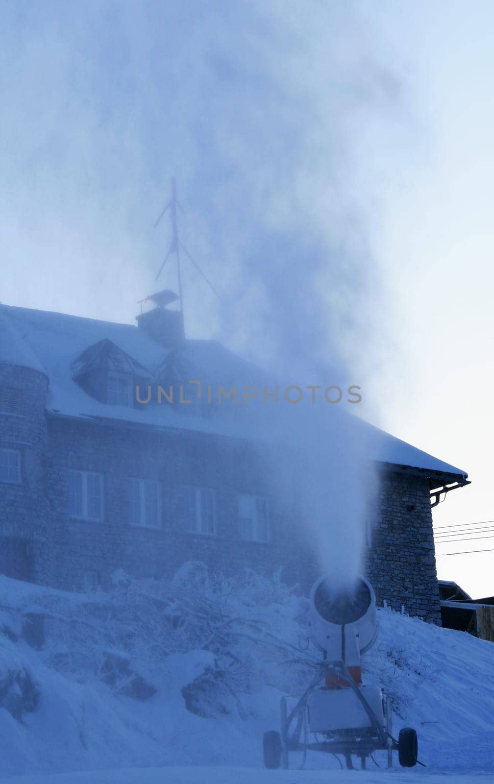Snow cannon
