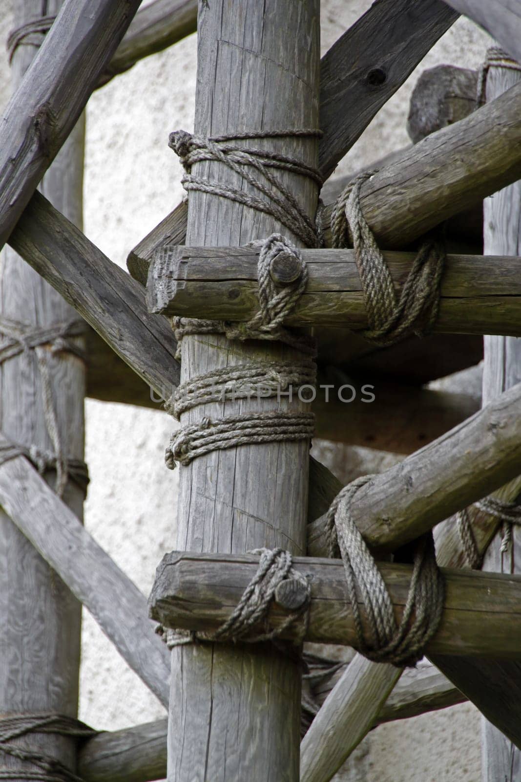 Fastening with ropes
