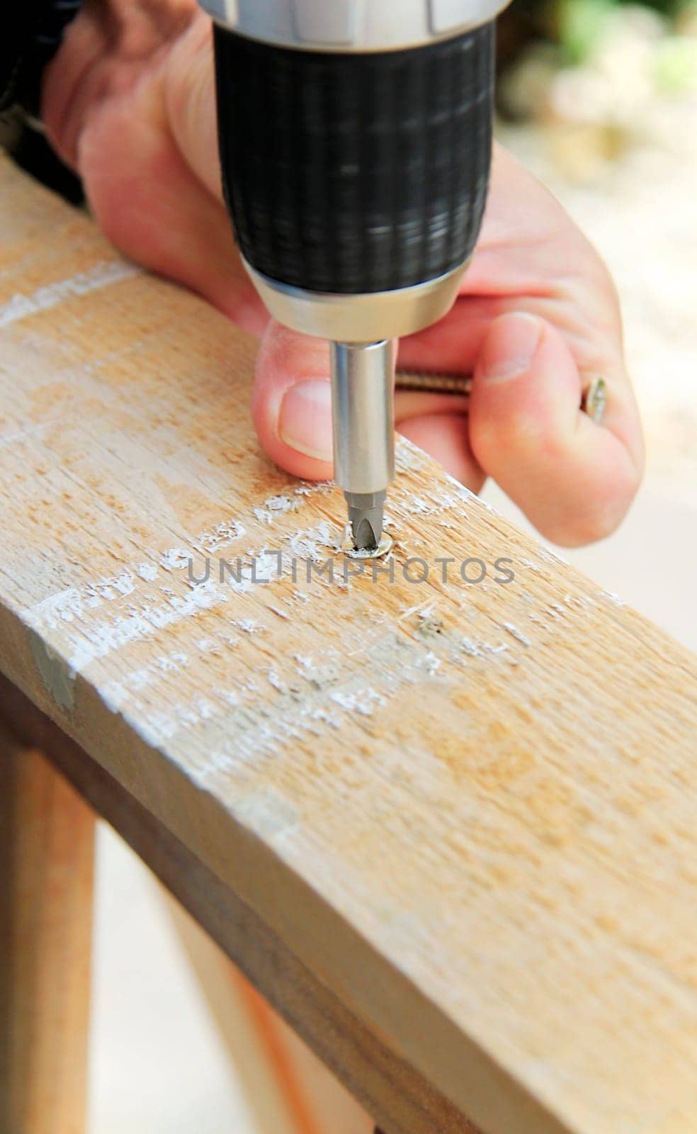 Craftsmen - Cordless screwdrivers in action
