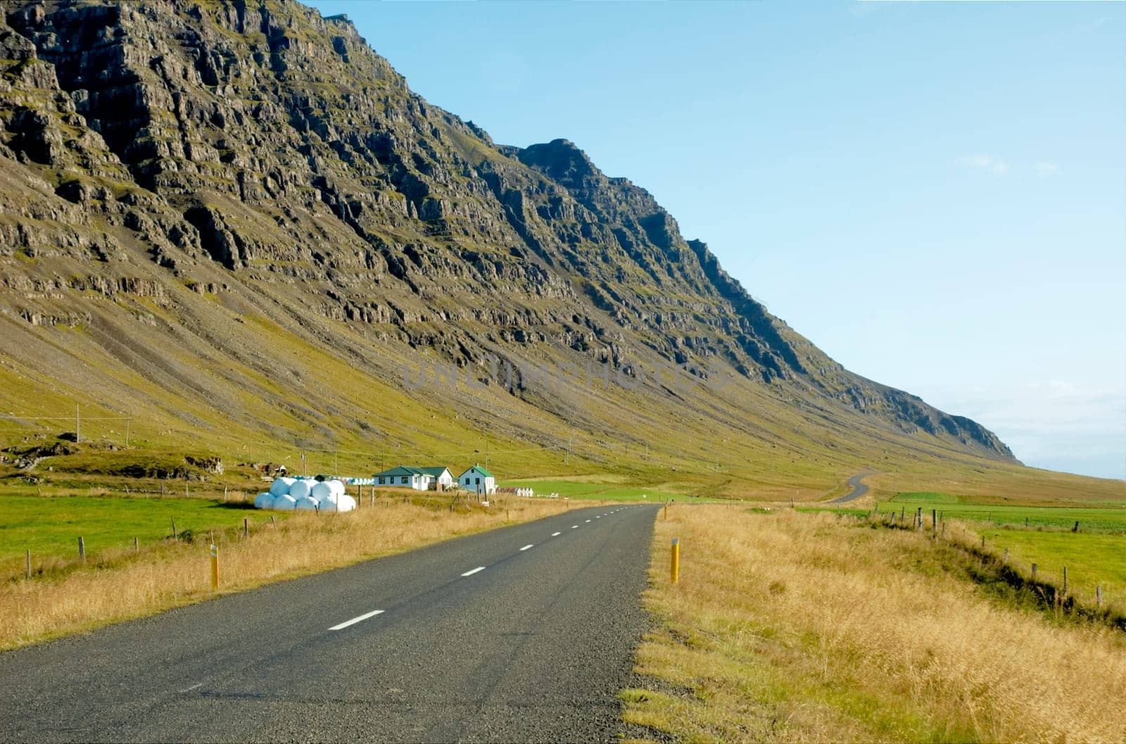 Farm nearby Iceland&#039 s Route 1