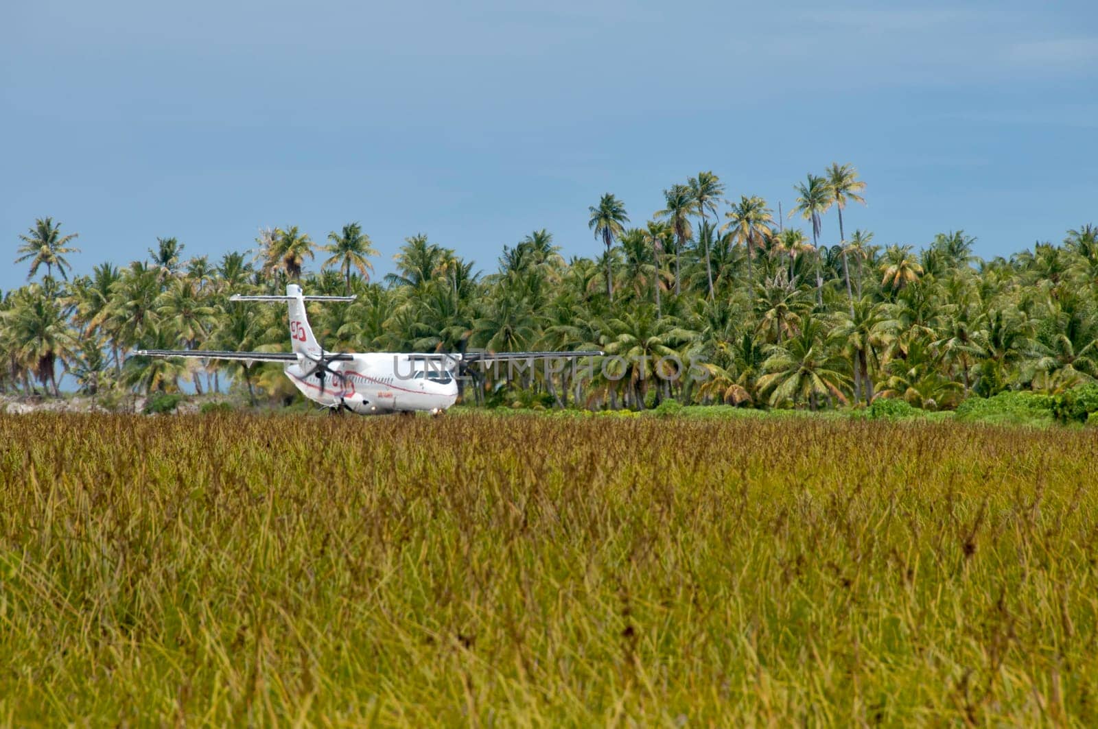Air Tahiti landing in Tikehau