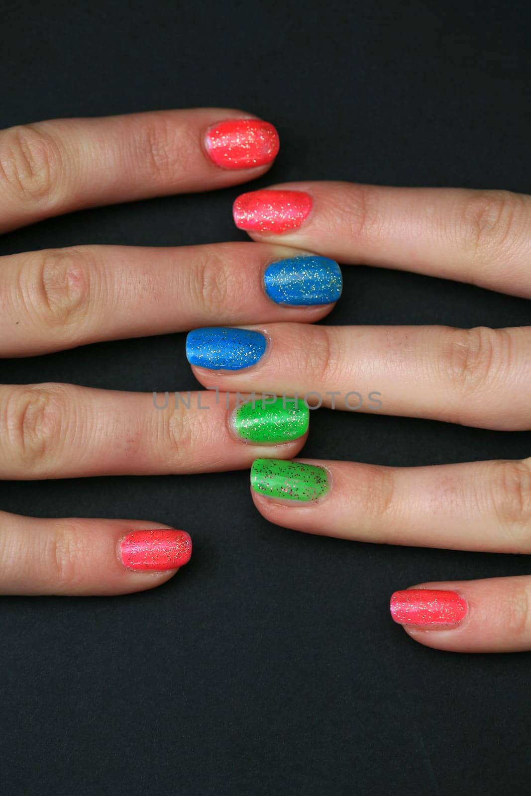 Artificial fingernail with airbrush pattern