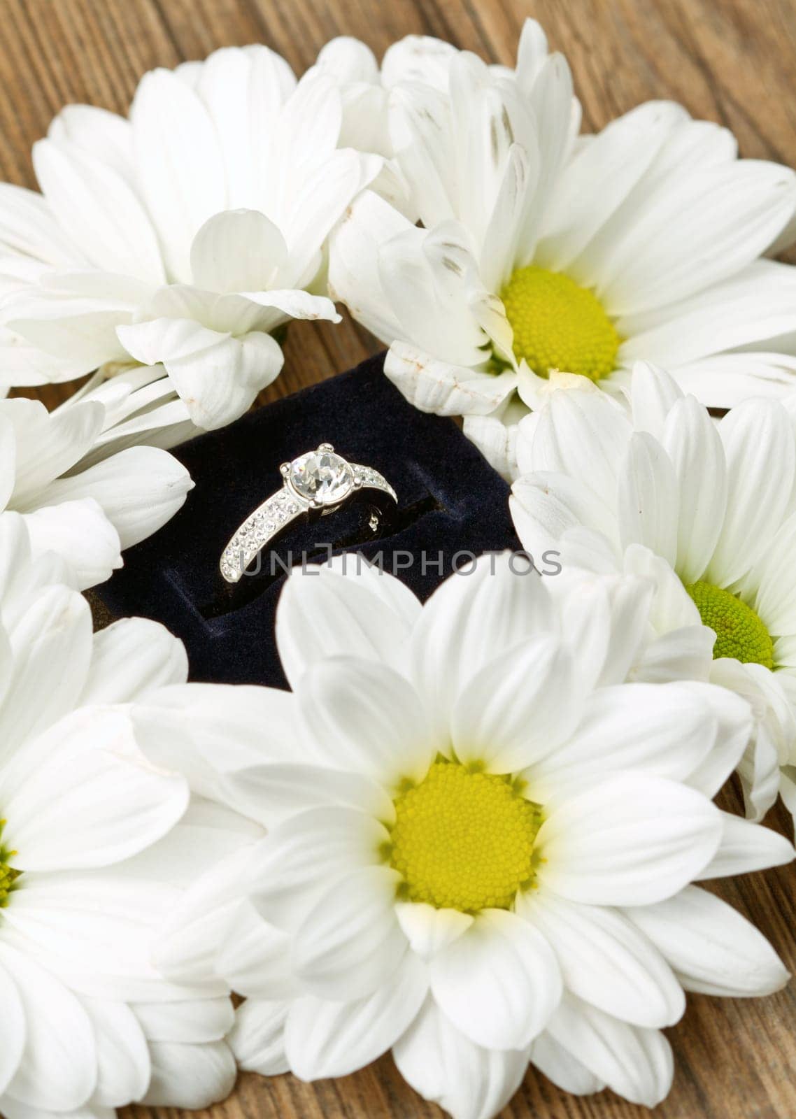 a diamond ring with daisy