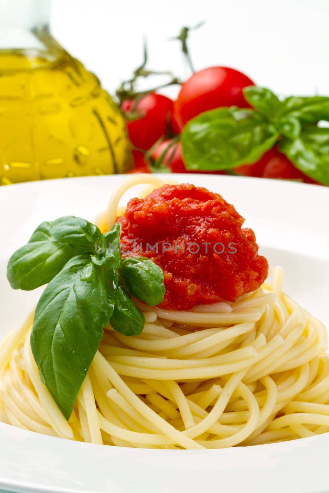 spaghetti with tomato sauce and basil