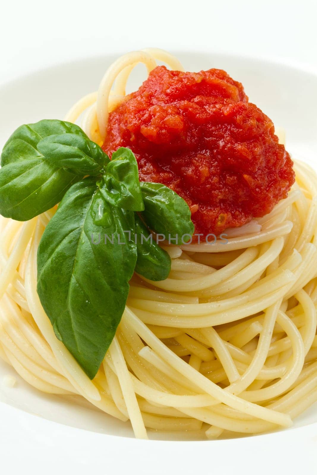 spaghetti with tomato sauce and basil