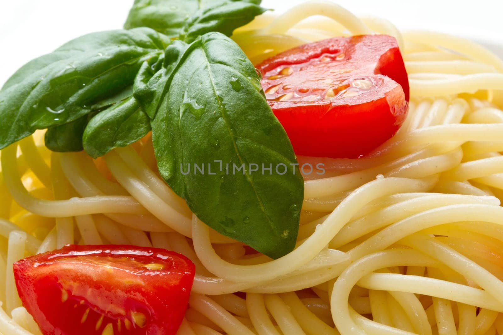 spaghetti with fresh tomatoes  and basil