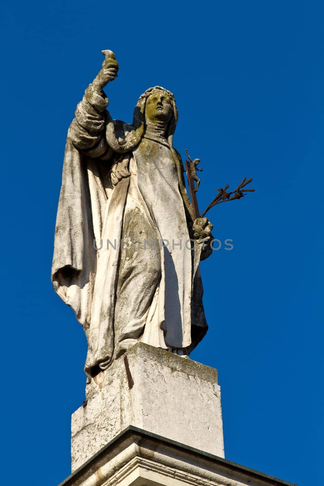 statue in mantova