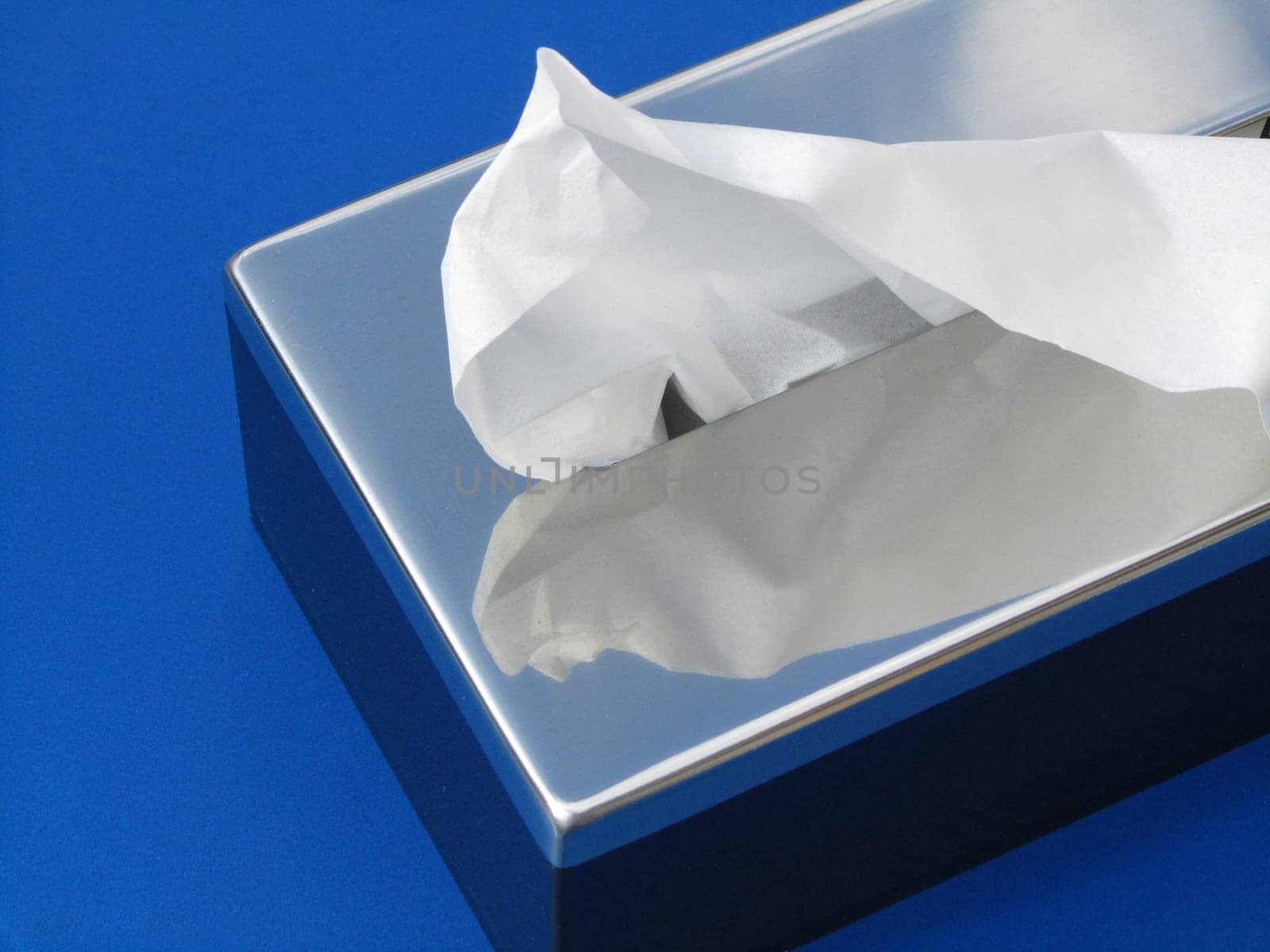 Paper tissue box