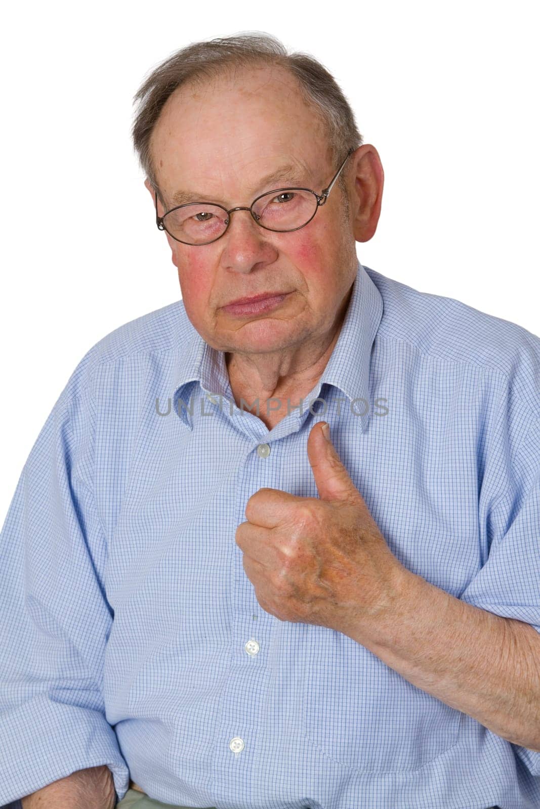 Senior holding thumbs hoch_freigestellt on white background
