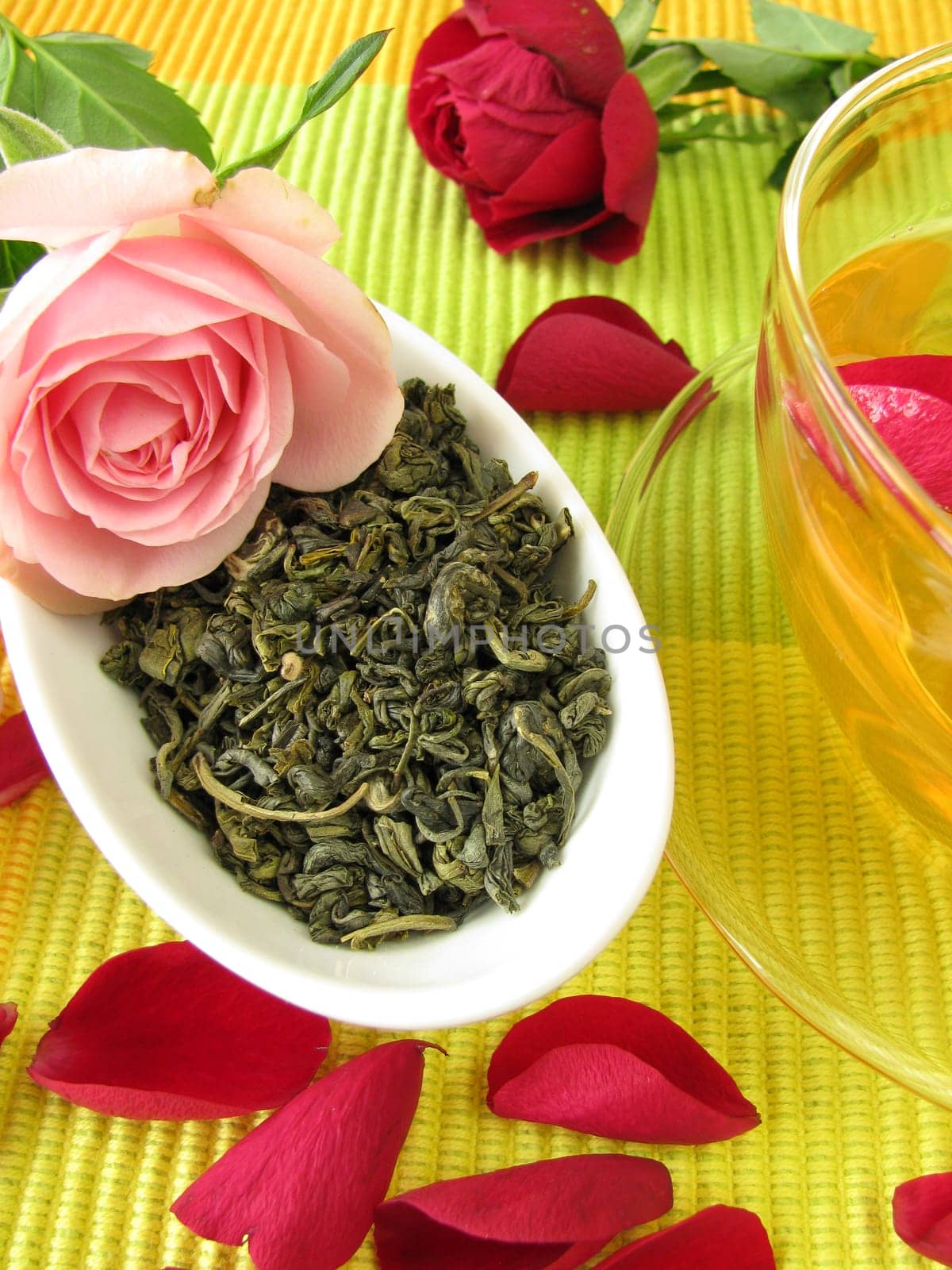 Green tea with rose petals