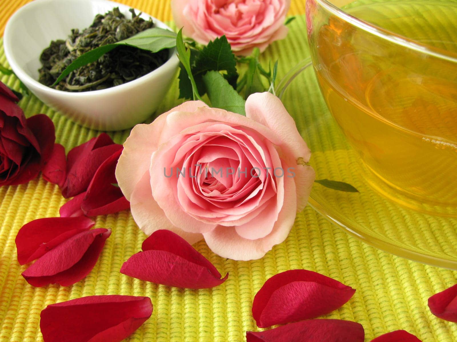 Green tea with rose petals