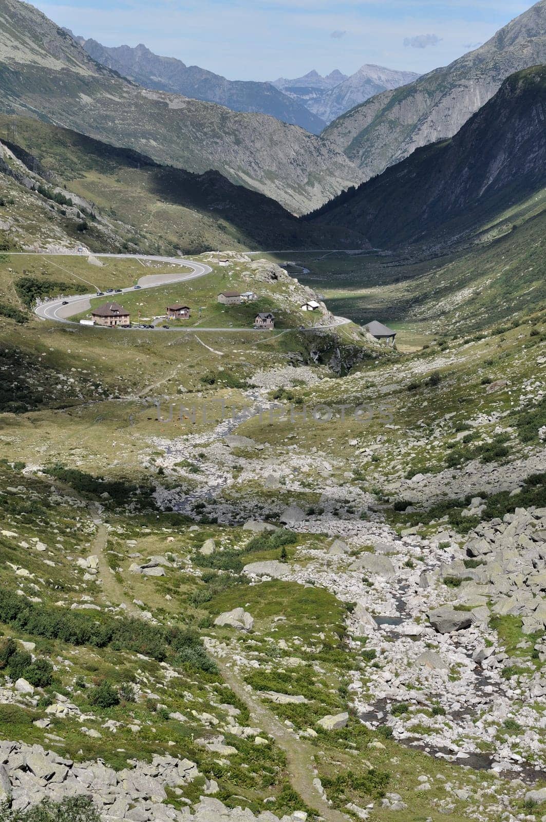 pass road toward north, gottardo