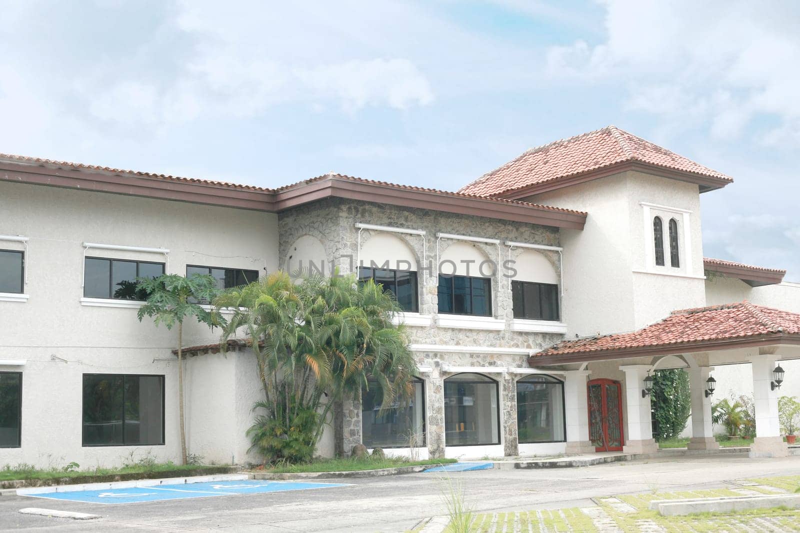 side view of a beautiful mansion in a very good day
