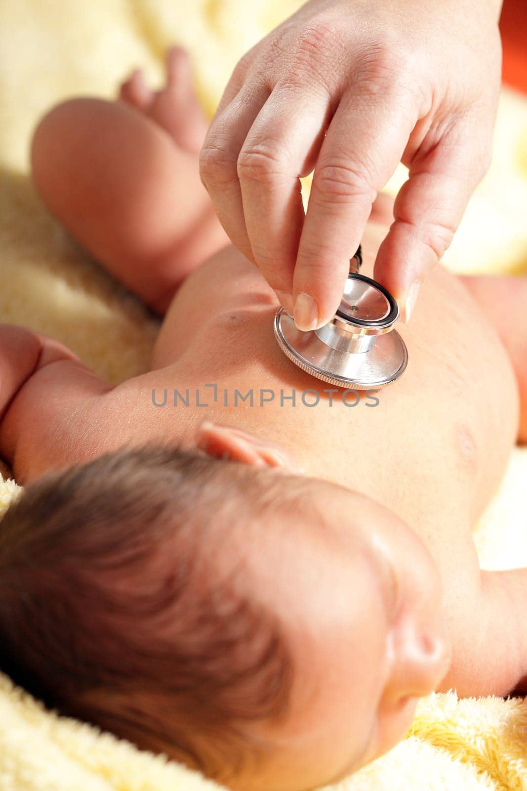 Stethoscope listening to a baby&#039 s heart beat